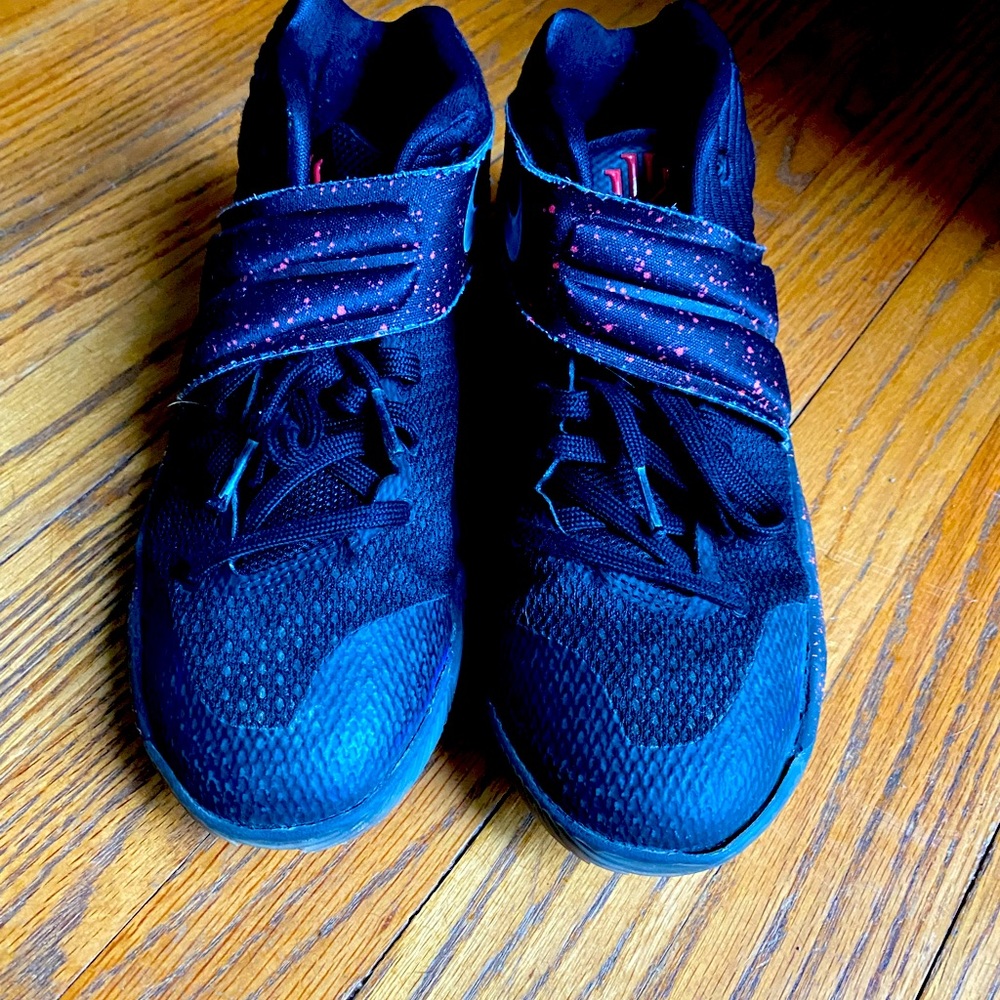 Basketball shoes